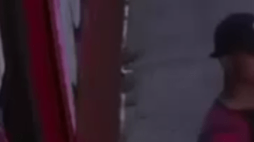 El NYPD ha hecho públicas las imágenes de una cámara de seguridad en las que se ve al sospechoso con una gorra de béisbol roja.