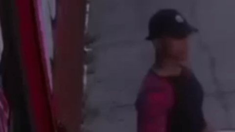 El NYPD ha hecho públicas las imágenes de una cámara de seguridad en las que se ve al sospechoso con una gorra de béisbol roja.