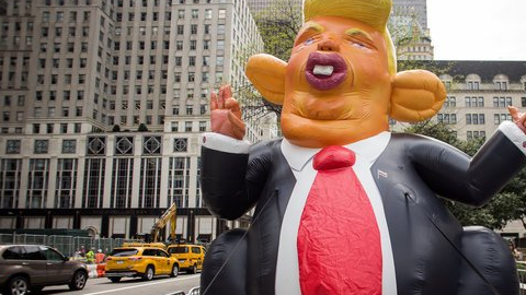 El muñeco hinchable causó sensación en la Quinta Avenida.