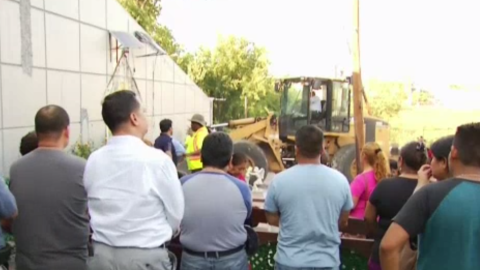 Una excavadora del Departamento de Transporte de Nueva Jersey retiró pieza por pieza la imagen sagrada.