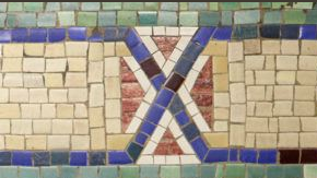 La semejanza de los mosaicos con las banderas confederadas es bastante evidente.