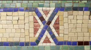 La semejanza de los mosaicos con las banderas confederadas es bastante evidente.