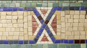 La semejanza de los mosaicos con las banderas confederadas es bastante evidente.