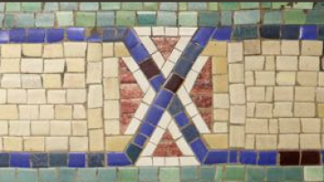 La semejanza de los mosaicos con las banderas confederadas es bastante evidente.