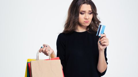 Las tarjetas que se emiten para quienes tienen mal puntaje crediticio suelen tener una baja línea de crédito./Shutterstock