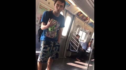 El altercado se reportó en un tren Q.