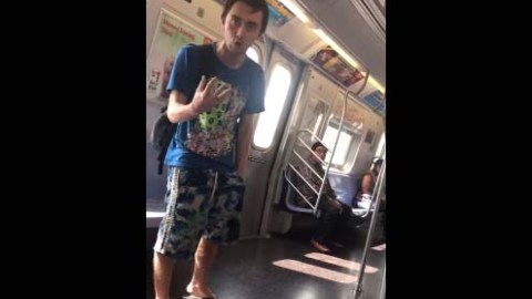El altercado se reportó en un tren Q.