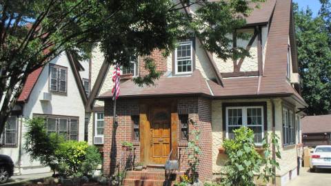 La casa es de estilo Tudor y puede alquilarse a partir de $725 al día.