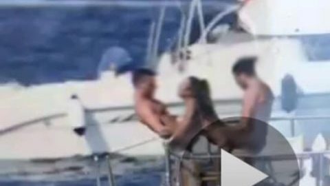 La escena fue grabada en la costa de Amalfi, cerca de Nápoles, Italia.