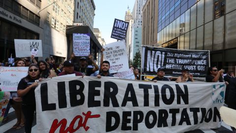 Protesta por DACA al frente de la residencia de Trump tuvo una decena de arrestos.
