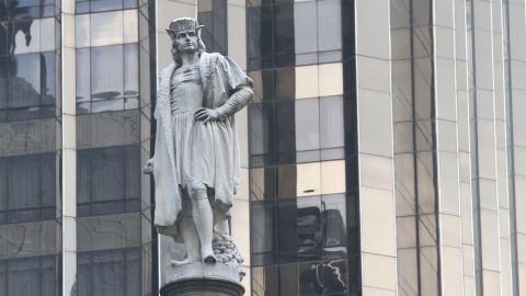 La estatua de Cristobal Colon en el Columbus Circle. Alcalde anuncia las personas que integraran la comision para revisar el significado de los monumentos y arte. Esto se creo ante la controversia sobre las estatuas de la confederacion y la retorica de la presidencia de Trump.