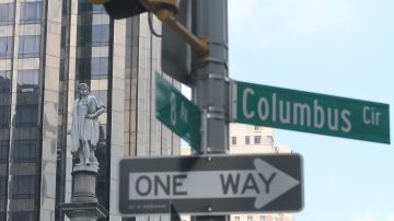 La estatua de Cristobal Colon en el Columbus Circle. Alcalde anuncia las personas que integraran la comision para revisar el significado de los monumentos y arte. Esto se creo ante la controversia sobre las estatuas de la confederacion y la retorica de la presidencia de Trump.