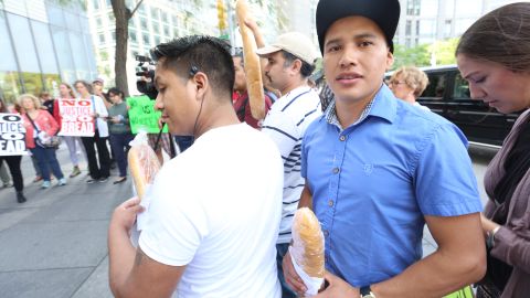 Elias Rojas. Trabajadores de Tom Cat estan pidiendo a supermercados y restaurantes que dejen de vender sus productos. Hoy un centenar de trabajadores se manifestaron en frente del restaurant "Robert" en Columbus Circle.