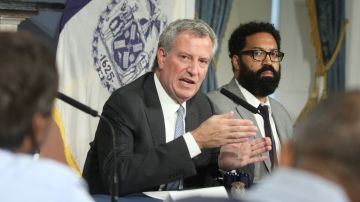 Alcalde de Nueva York Bill de Blasio durante la reunion con medios etnicos de prensa en el Blue room del City Hall.
