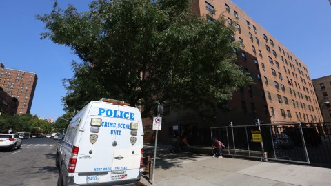 Policias investigan en el edificio de 2640 de Frederick Douglass Blvd. en Harlem. Francisco Ferreira mata a su esposa Bernarda Ferreira y luego el salta al vacio desde su departamento.