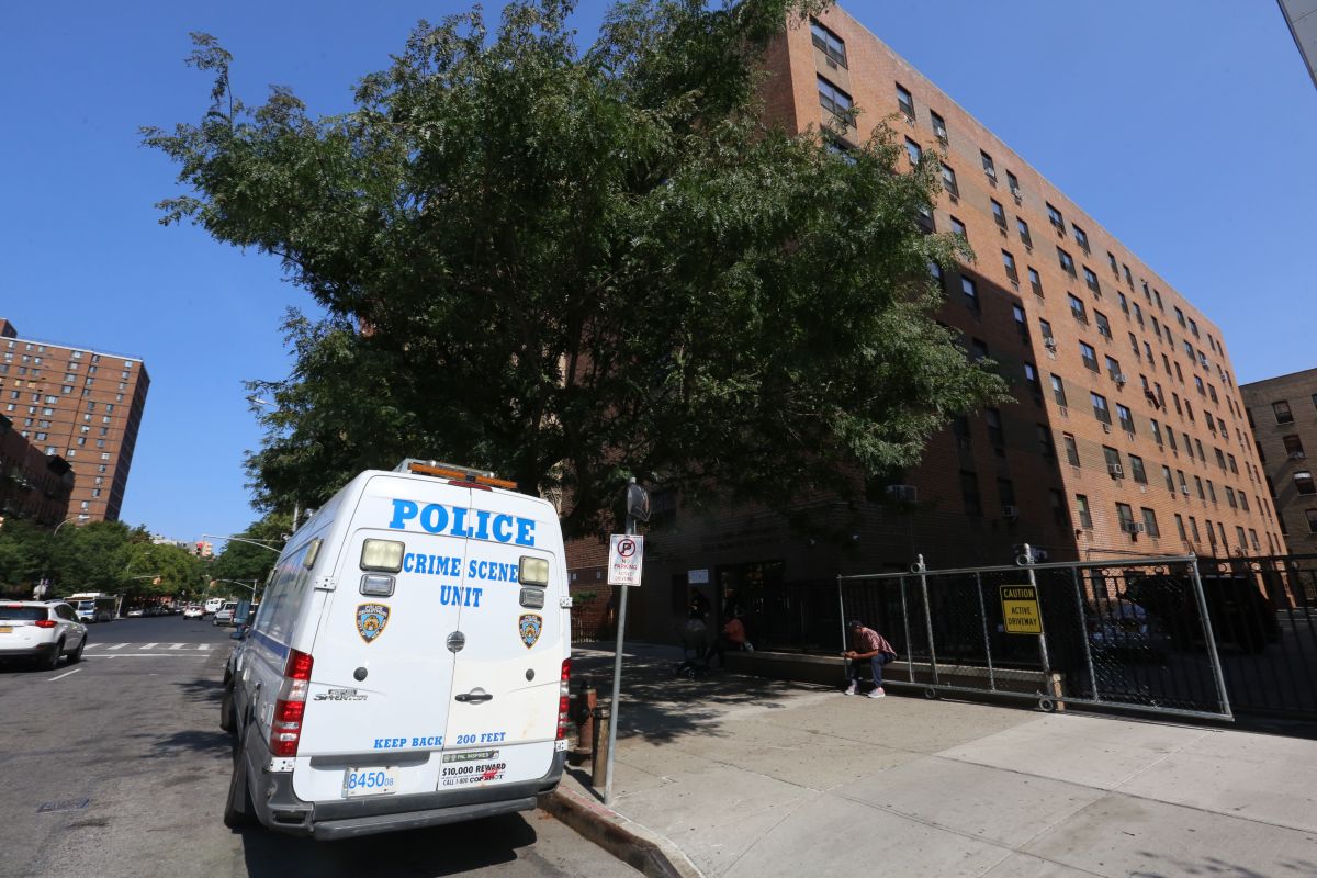 Policias investigan en el edificio de 2640 de Frederick Douglass Blvd. en Harlem. Francisco Ferreira mata a su esposa Bernarda Ferreira y luego el salta al vacio desde su departamento.