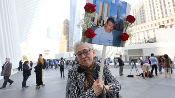 Luz America Piedrahita recuarda a su hijo, Wilder Alfredo Gomez que trabajaba en el restaurant del piso 107 de las torres. 16 años de los ataques terroristas del Septiembre 11, los famliares recuardan a sus vidtimas.