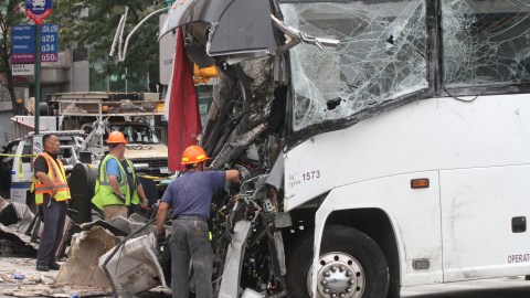 Accidente de un autobús de turismo y un ómnibus de la ruta Q20 de la MTA deja un saldo de 3 muertos y 16 heridos en Queens.