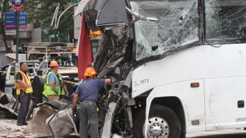 Accidente de un autobús de turismo y un ómnibus de la ruta Q20 de la MTA deja un  saldo de 3 muertos y 16 heridos en Queens.
