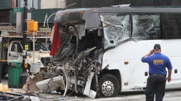 Accidente de un autobús de turismo y y un Q20 de la MTA deja un saldo de 3 muertos y 16 heridos en la esquina de Northern Blvd. y Main St. en Flushing, Queens.