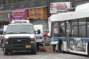 Ciclista hispano murió arrollado por bus MTA en Brooklyn
