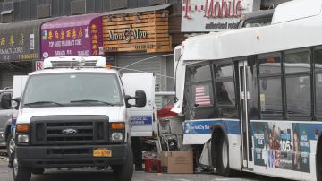 Acciddente de un autobus de turismo y y un Q20 de la MTA deja un saldo de 3 muertos y 16 heridos en la esquina de Northern Blvd. y Main St. en Flushing, Queens.