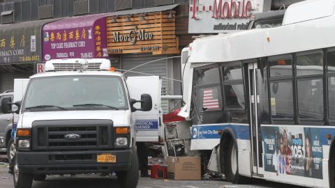 Acciddente de un autobus de turismo y y un Q20 de la MTA deja un saldo de 3 muertos y 16 heridos en la esquina de Northern Blvd. y Main St. en Flushing, Queens.