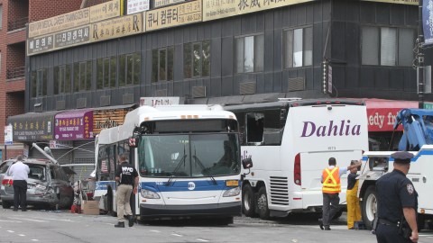Acciddente de un autobus de turismo y y un Q20 de la MTA deja un saldo de 3 muertos y 16 heridos en la esquina de Northern Blvd. y Main St. en Flushing, Queens.