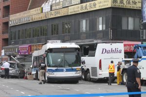 7 heridos dejó aparatoso choque de autobús público MTA con auto en Nueva York