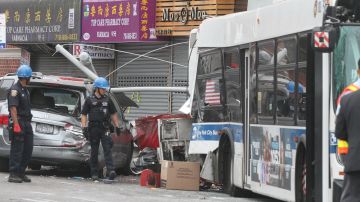 Acciddente de un autobus de turismo y y un Q20 de la MTA deja un saldo de 3 muertos y 16 heridos en la esquina de Northern Blvd. y Main St. en Flushing, Queens.