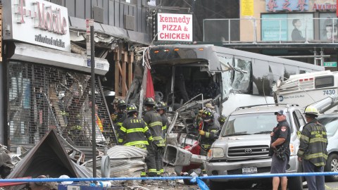 Acciddente de un autobus de turismo y y un Q20 de la MTA deja un saldo de 3 muertos y 16 heridos en la esquina de Northern Blvd. y Main St. en Flushing, Queens.