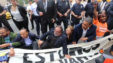 Presidenta del Concejo Melissa Mark-Viverito, Congresista de Arizona Raul Grijalva, Co Director de Make The Road, Javier Valdez, Congresista de Chicago, Luis Gutierrez, Congresista Adriano Espaillat y otros activistas fueron arrestados por desobediencia civil en frente de la Torre Trump.