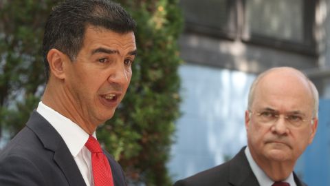 Comisionado y Juez Administrativo Fidel Del Valle y el Concejal Ydanis Rodriguez educan a los residentes sobre las multas.