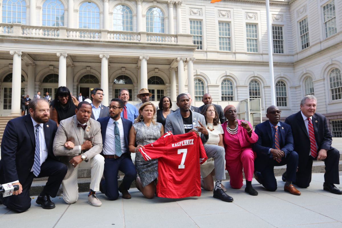 El 'acto' estuvo presidido por Melissa Mark-Viverito (sosteniendo la camiseta a la izda.), portavoz del Concejo, y Jumaane Williams, representante de Brooklyn (a la dcha. de Mark-Viverito).