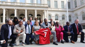 El 'acto' estuvo presidido por Melissa Mark-Viverito (sosteniendo la camiseta a la izda.), portavoz del Concejo, y Jumaane Williams, representante de Brooklyn (a la dcha. de Mark-Viverito).