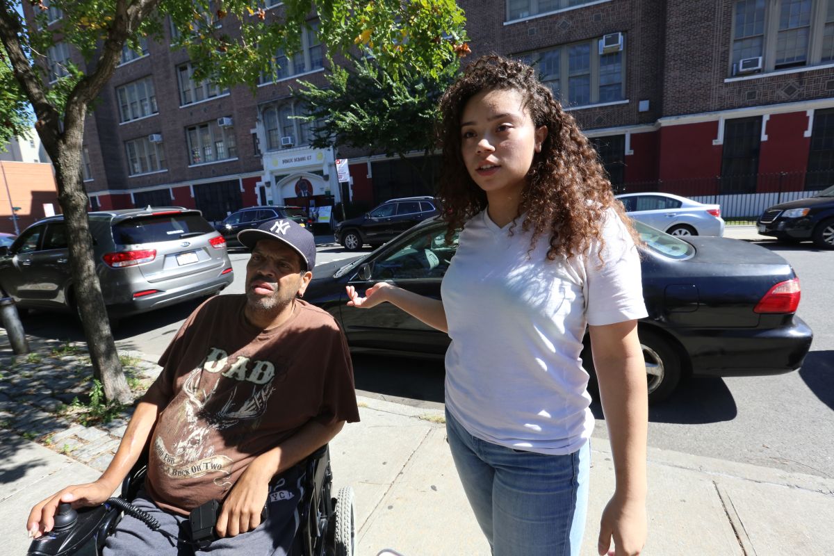 Estudiante Iliza y su padre, Marcos Tolentino. hablan sobre el caso de la escuela de El Bronx.