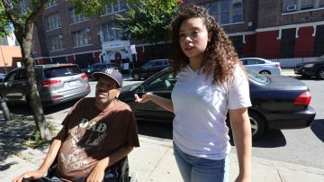 Estudiante Iliza y su padre, Marcos Tolentino. Vecinos y Padres reaccionan sobre la muerte del estudiante en la escuela del Bronx.