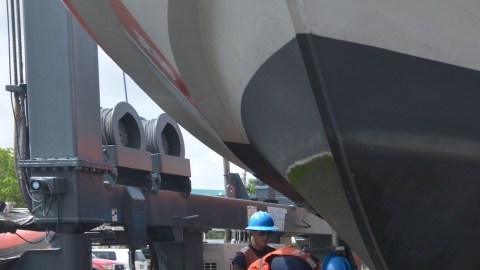 La guardia costera en Puerto Rico prepara el equipo para atender la emergencia.