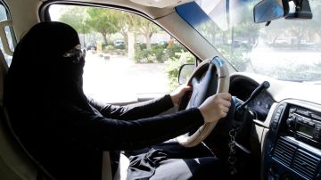 SAU01. RIAD (ARABIA SAUDÍ), 26/09/2017. Fotografía de archivo del 28 de octubre de 2013 de una mujer sentada al volante de un carro en Riad (Arabia Saudí). De acuerdo a reportes del 26 de septiembre de 2017, el rey Salmán bin Abdulaziz de Arabia Saudí emitió un decreto que permitiría a las mujeres manejar, el cual se empezará a implementar en junio del 2018. Arabia Saudí es el único país del mundo donde a las mujeres no se les permite manejar. EFE/STR