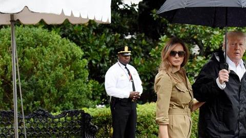 Donald y Melania Trump antes de partir a Houston.