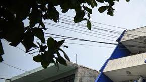 Militares observan el hotel "Ane Centro", afectado por un sismo en el municipio de Matías Romero, en el estado mexicano de Oaxaca (México).