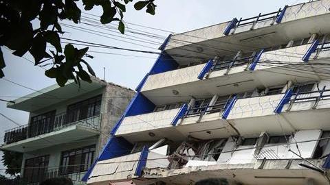 Militares observan el hotel "Ane Centro", afectado por un sismo en el municipio de Matías Romero, en el estado mexicano de Oaxaca (México).