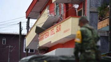 Autoridades recorren el lugar junto a una tienda de abarrotes destruida por un sismo en el municipio de Matías Romero, en el estado mexicano de Oaxaca (México).