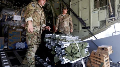 El grupo de la Guardia Nacional Aérea de Puerto Rico "Los Bucaneros", que tripulan los aviones que han servido de evacuación para ciudadanos en San Martín tras el paso del huracán Irma, salen para una nueva misión hoy, martes 12 de septiembre de 2017, en la Base Aérea Muñiz en San Juan