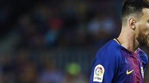 Lionel Messi y su nuevo socio Paulinho. EFE