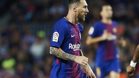 Lionel Messi y su nuevo socio Paulinho. EFE