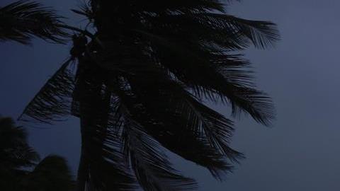 Vista nocturna de una carretera de San Juan (Puerto Rico) previo a la llegada del huracán María .