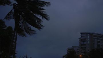 Vista nocturna de una carretera de San Juan (Puerto Rico) previo a la llegada del huracán María .