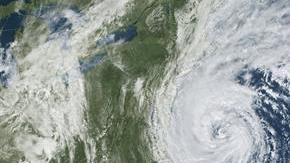 Fotografía cedida por la NASA muestra una imagen adquirida por el satélite GOES-13 este martes, del huracán María en el Caribe (abajo) y José (i, arriba).