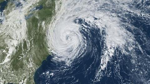 Fotografía cedida por la NASA muestra una imagen adquirida por el satélite GOES-13 este martes, del huracán María en el Caribe (abajo) y José (i, arriba).